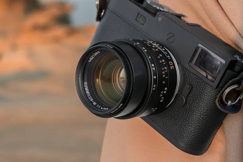 A Leica Summilux-M 50mm f/1.4 ASPH, an example of the aspherical and floating-element engineering described here.